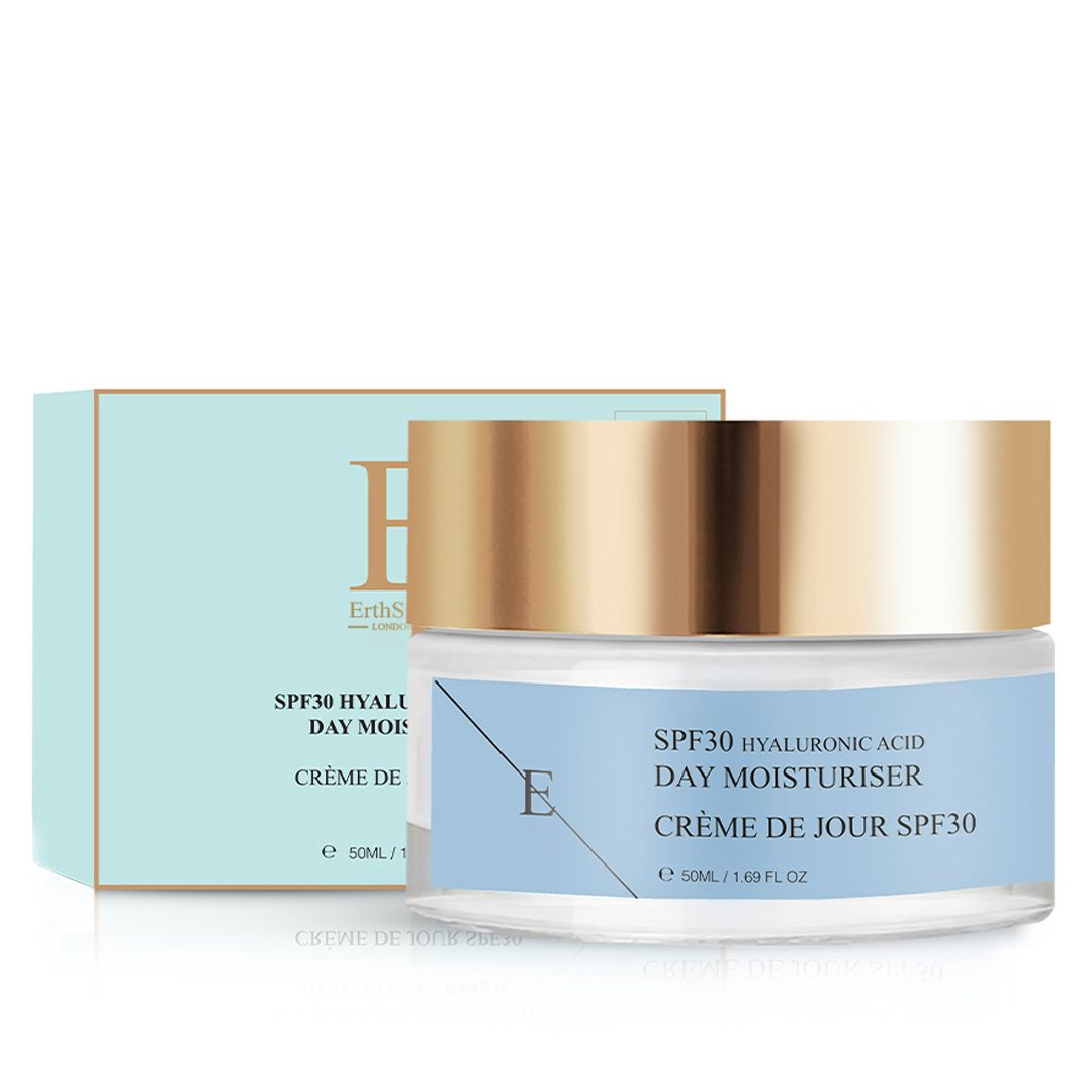 Dagcrème potje met gouden deksel en doos. Opschrift: SPF30 Hyaluronic Acid Day Moisturiser, Crème de Jour SPF30. Lichtblauw.