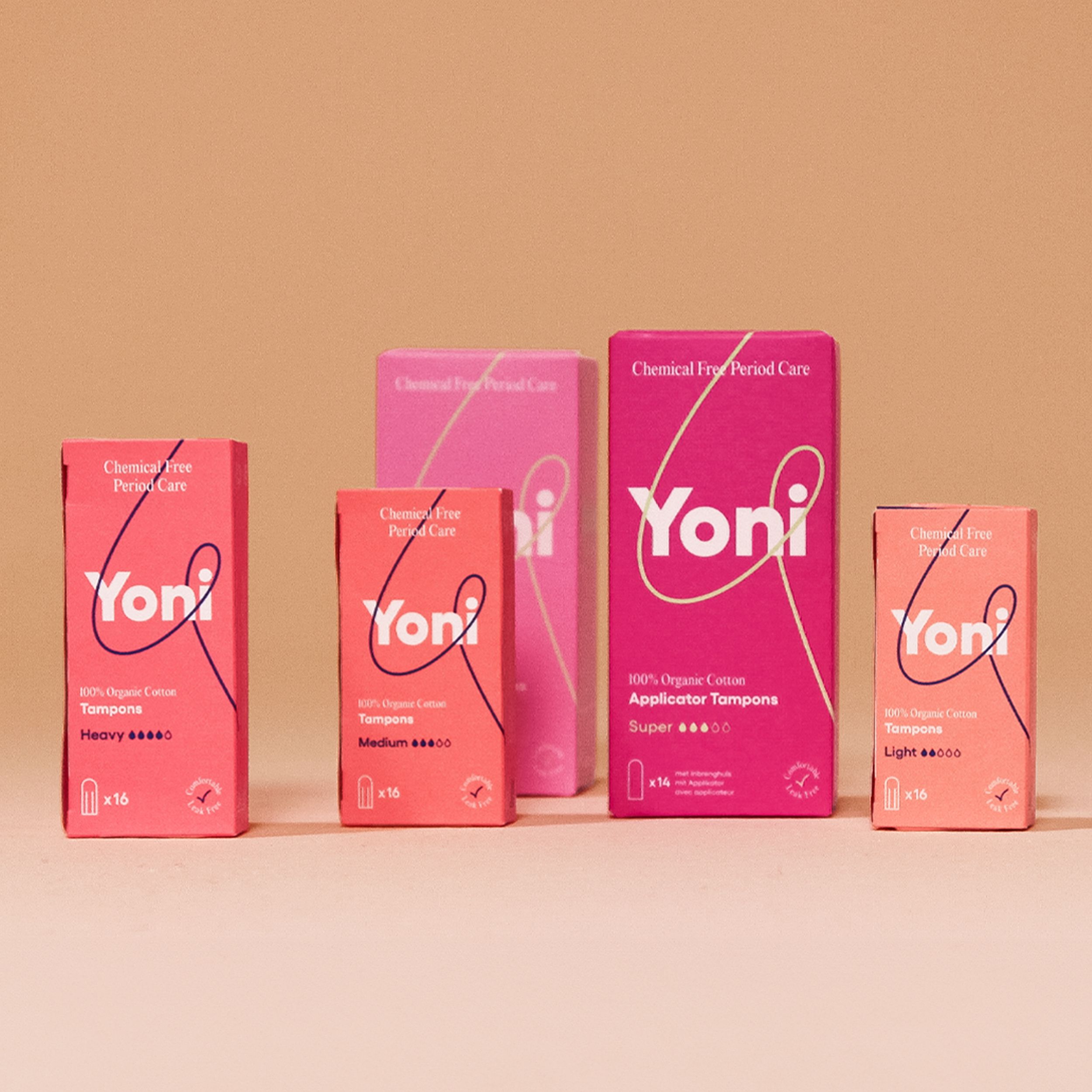 Cinq paquets de tampons avec le texte Yoni. Différentes couleurs et tailles. Tous les paquets sont visibles.