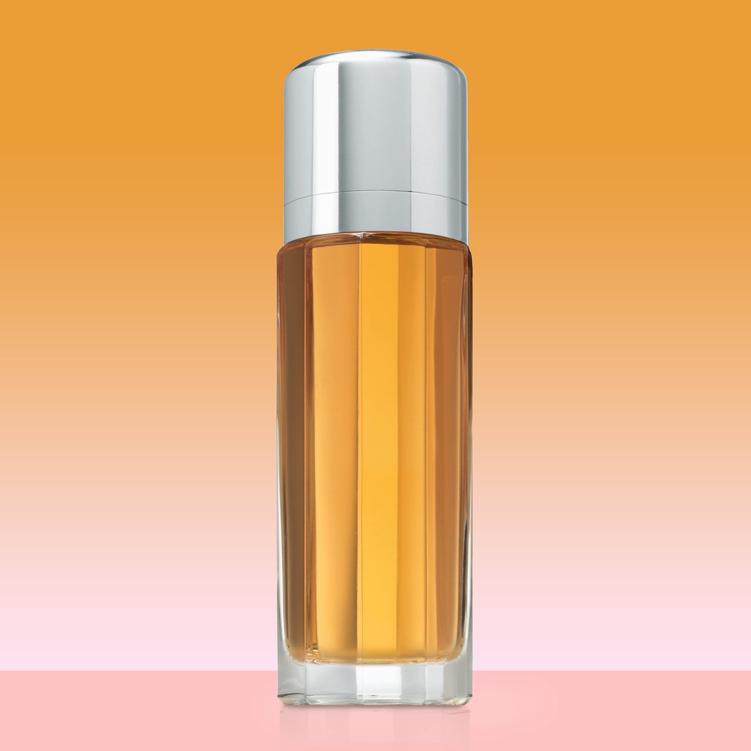 Flacon de parfum avec bouchon argenté et liquide ambré. Forme claire et rectangulaire.
