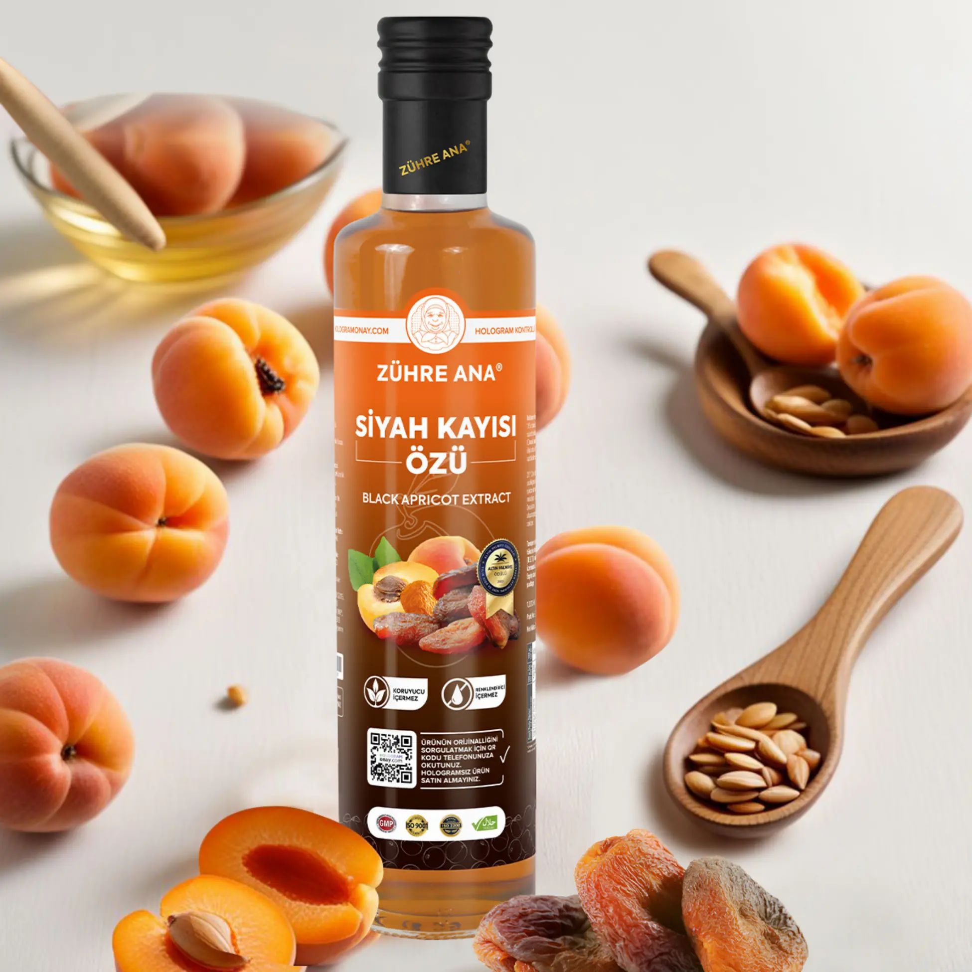 Fles zwarte abrikozenextract van Zühre Ana, omringd door verse en gedroogde abrikozen.