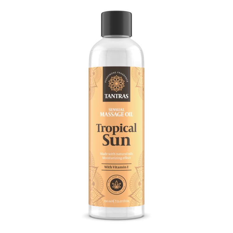 Transparante fles met zwarte dop. Etiket met "Tantras Sensual Massage Oil Tropical Sun" en logo.