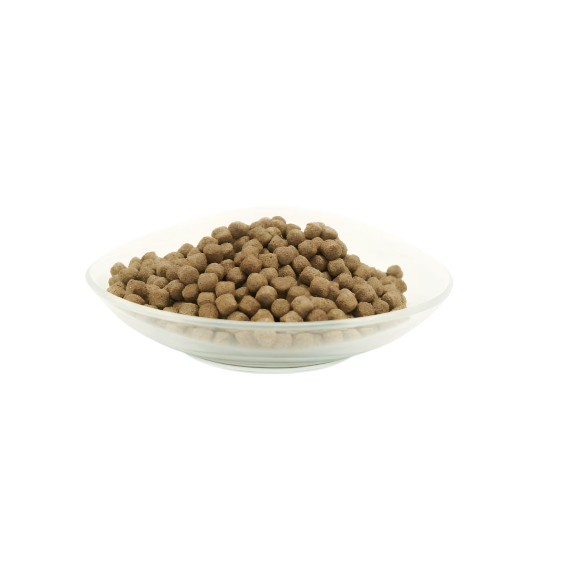Petits granulés bruns dans un bol transparent. Nourriture pour carpes koï.