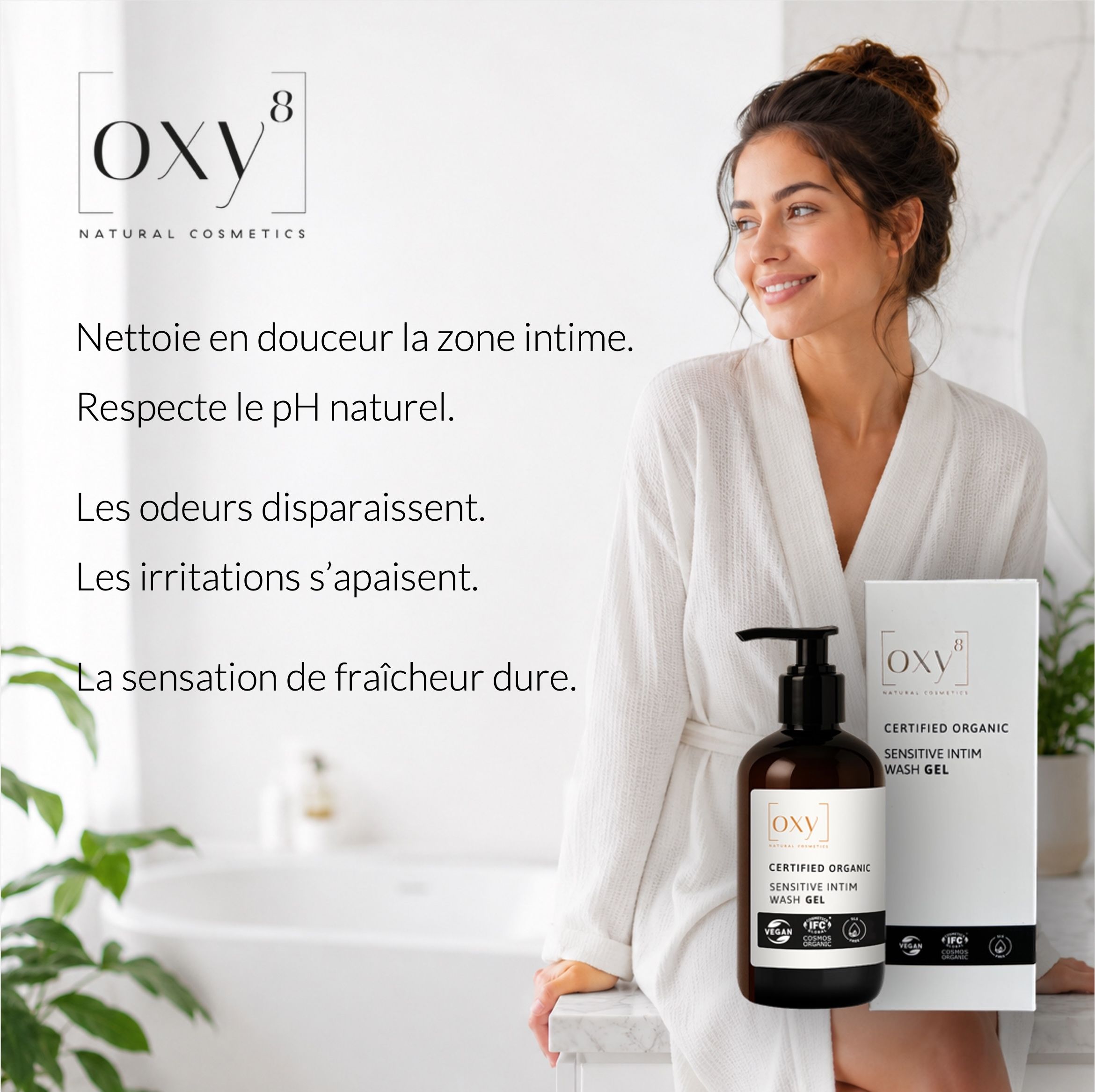Femme en peignoir. À côté d'elle, un emballage de produit et une bouteille.
