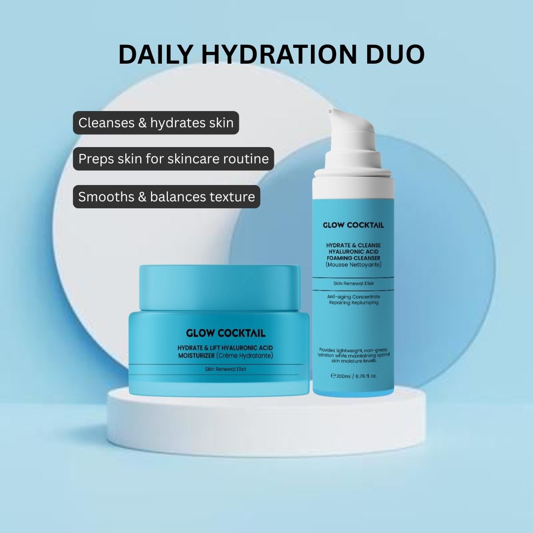 Twee blauwe cosmetica producten op een sokkel. Links: crèmetiegel. Rechts: fles met pomp. Opschrift: Glow Cocktail. Achtergrond: cirkels.