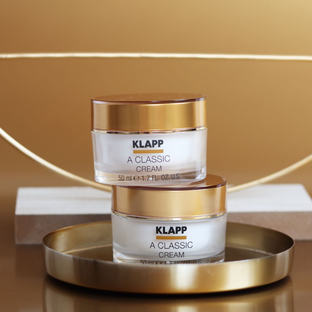 Twee crèmepotten met gouden deksels. Opschrift 'KLAPP A Classic CREAM'.