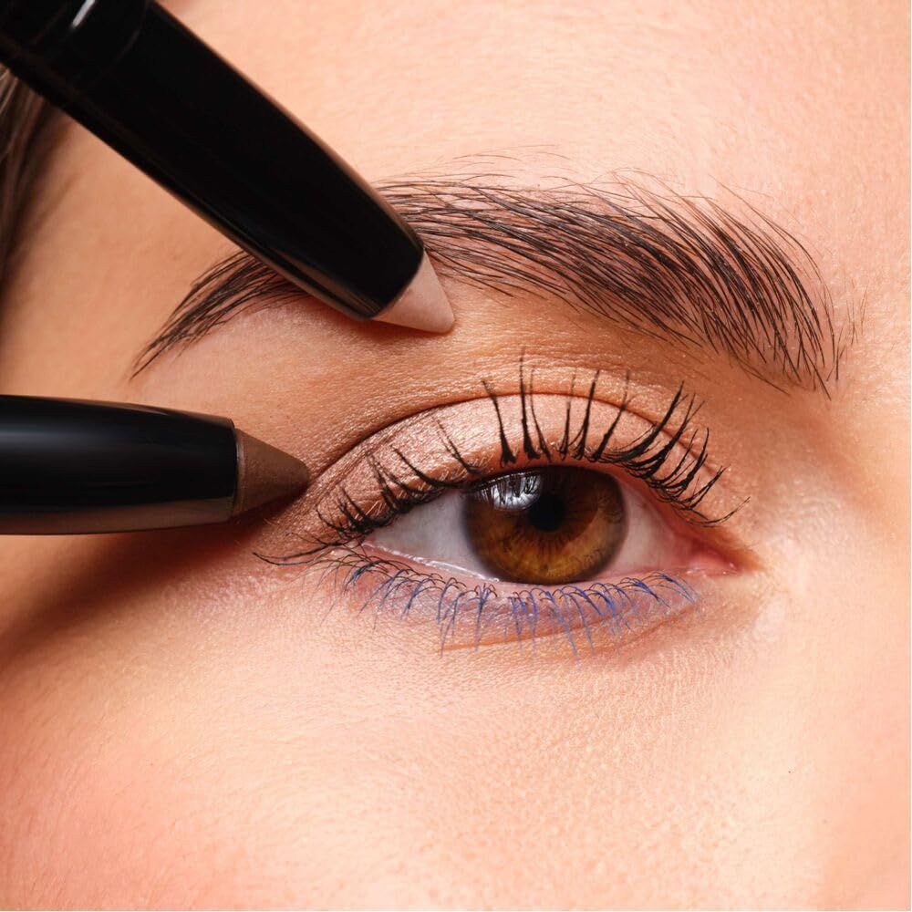 Oog met oogschaduw. Twee Eyeshadow Stylos worden gebruikt.