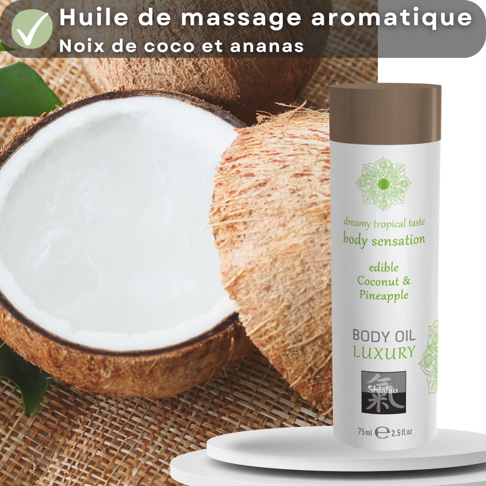 Huile de massage Shiatsu à l'arôme noix de coco et ananas, à côté de moitiés de noix de coco fraîches.