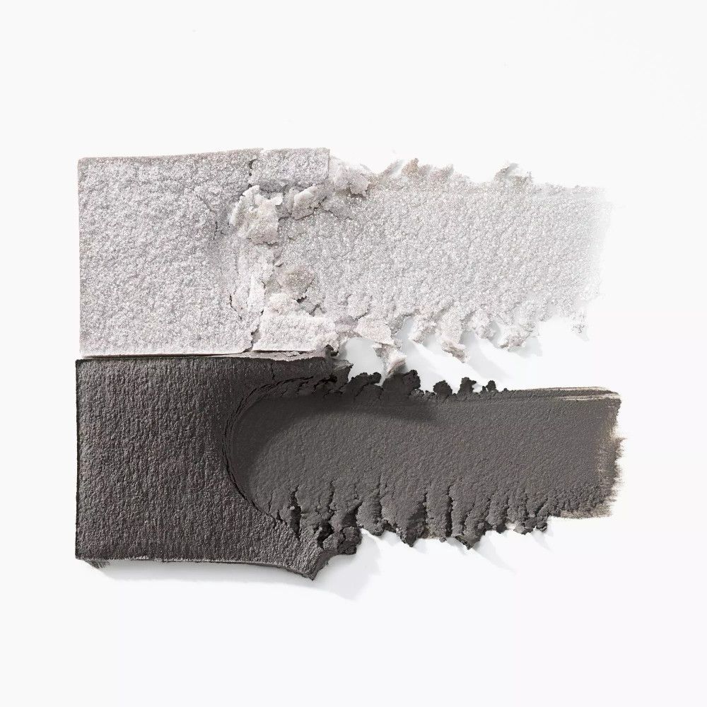 Deux échantillons de fard à paupières Catrice. En haut : argenté. En bas : gris foncé. Texture : crémeuse à poudrée. Sur fond blanc.