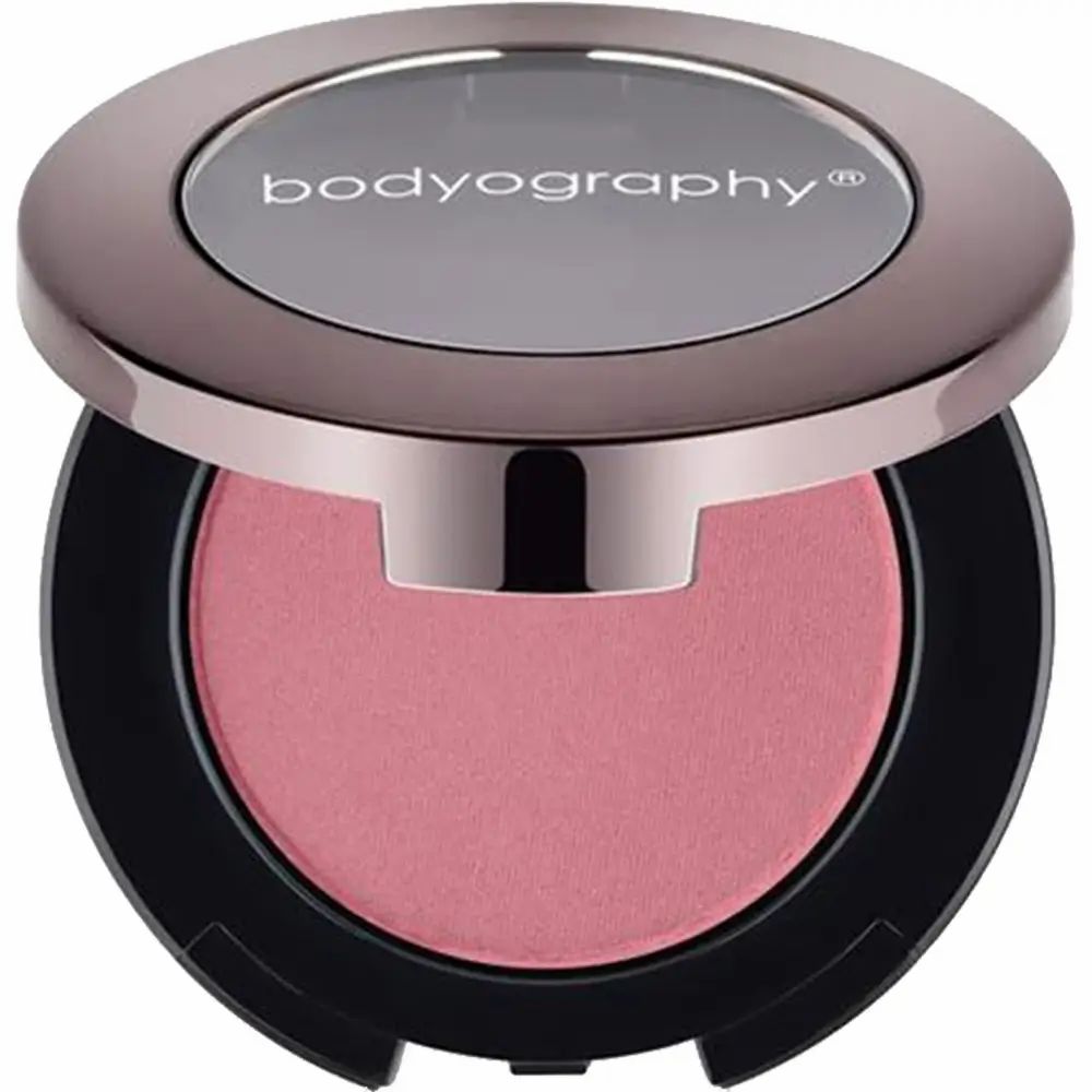 Ronde, open blush compact poeder. Roze poeder in een zwarte houder met zilverkleurig deksel. Op het deksel staat "bodyography".