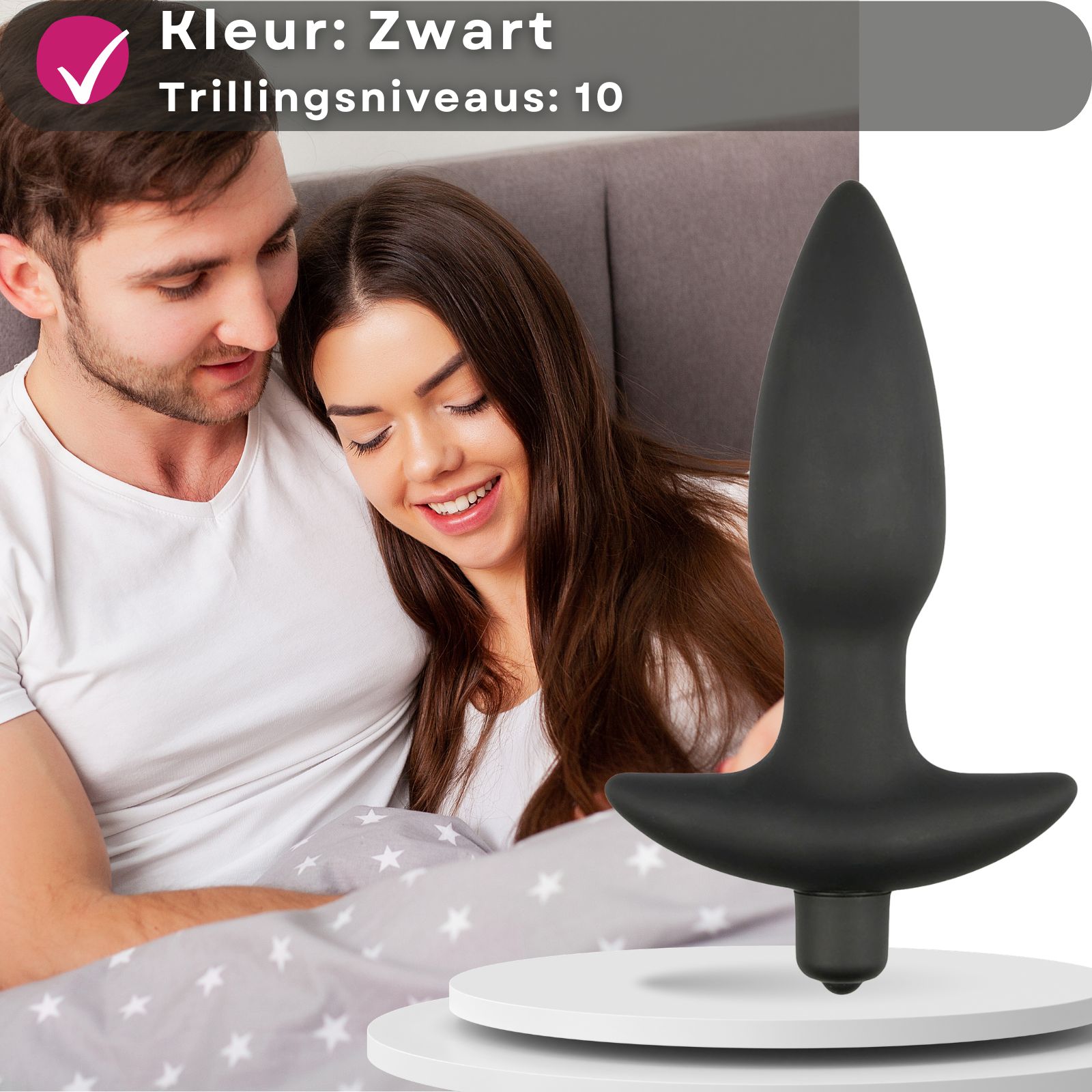 Zwarte anale plug met 10 vibratieniveaus. Paar op de achtergrond, product op sokkel.