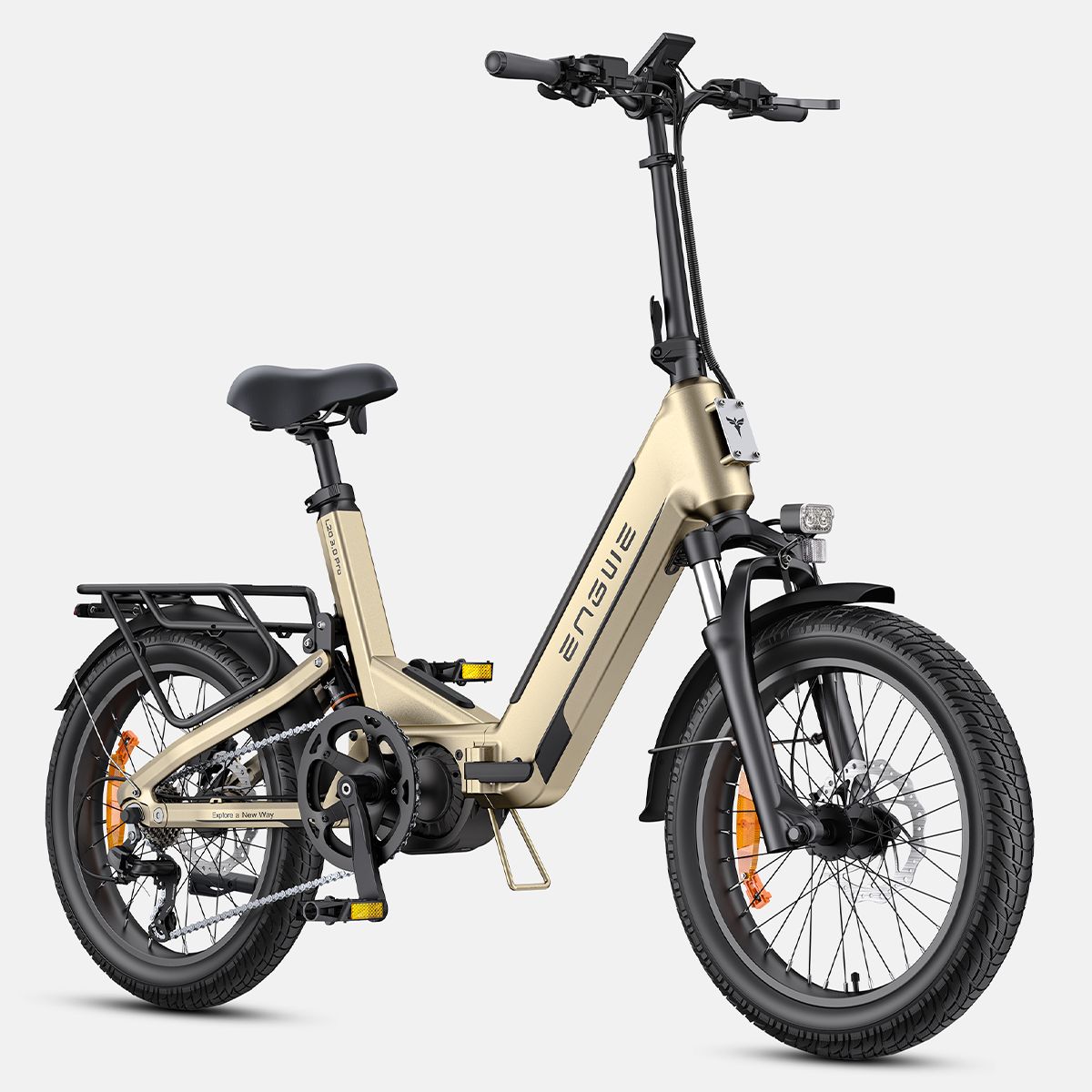 Beige elektrische fiets met zwarte banden en bagagerek. Merk ENGWE.