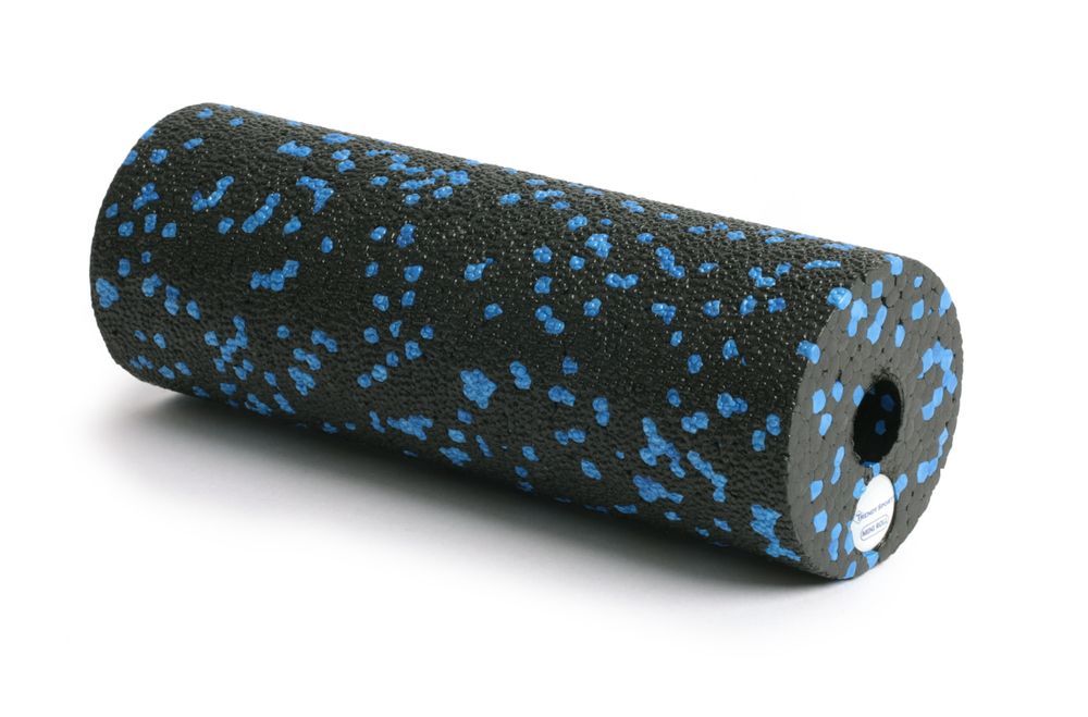 Rouleau de fascia cylindrique. Mousse noire avec des points bleus. Trou aux extrémités. Autocollant avec logo.
