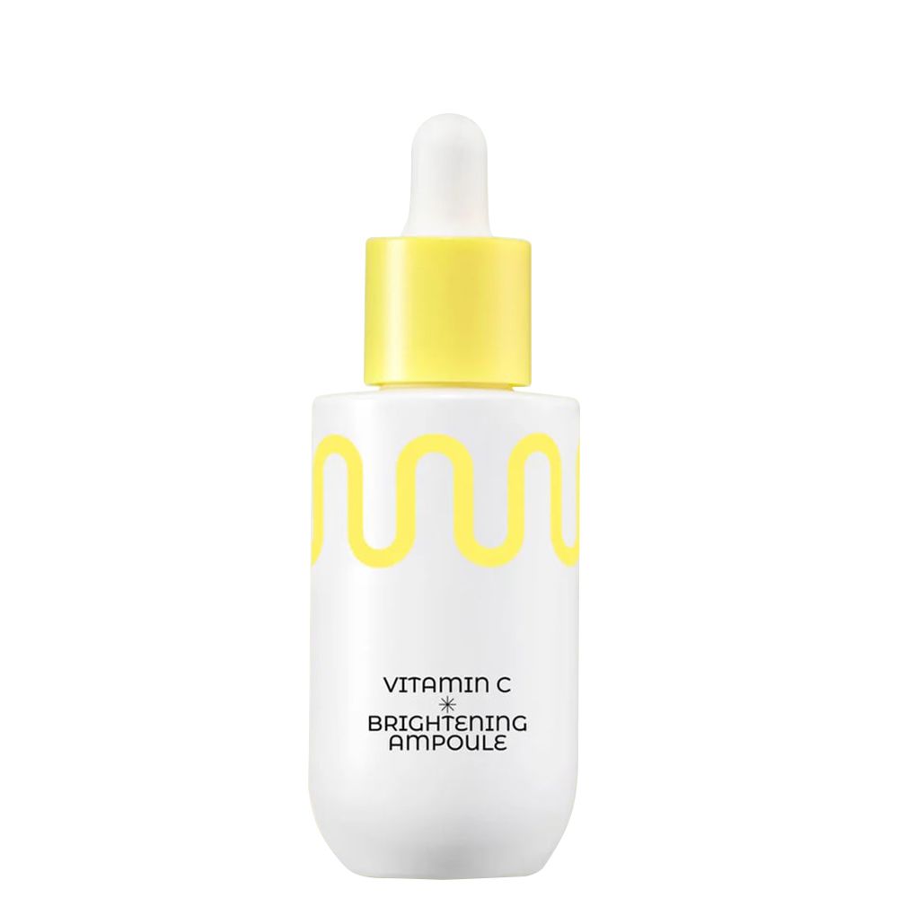 Flacon compte-gouttes blanc avec bouchon jaune et motif ondulé. Contient Vitamin C Brightening Ampoule.