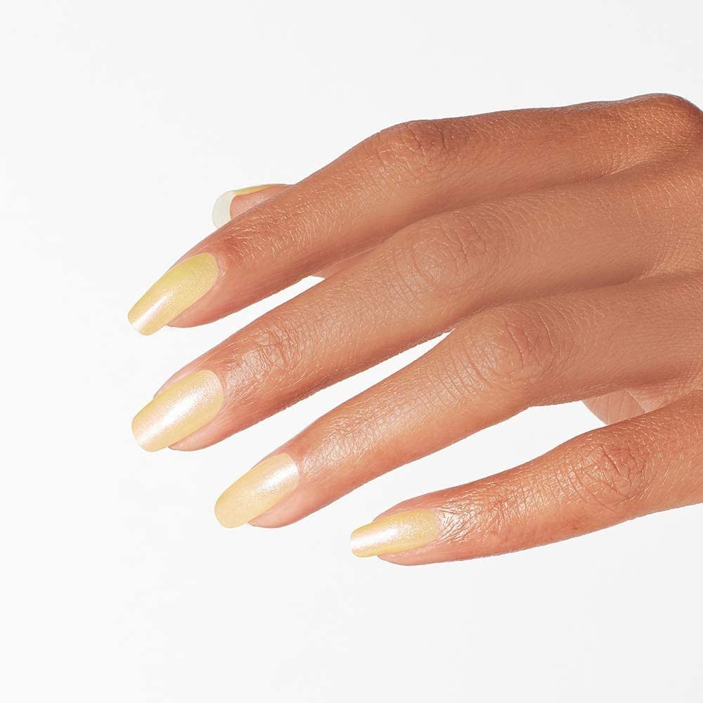 Hand met gelakte nagels. De nagels zijn gelakt met gele nagellak.