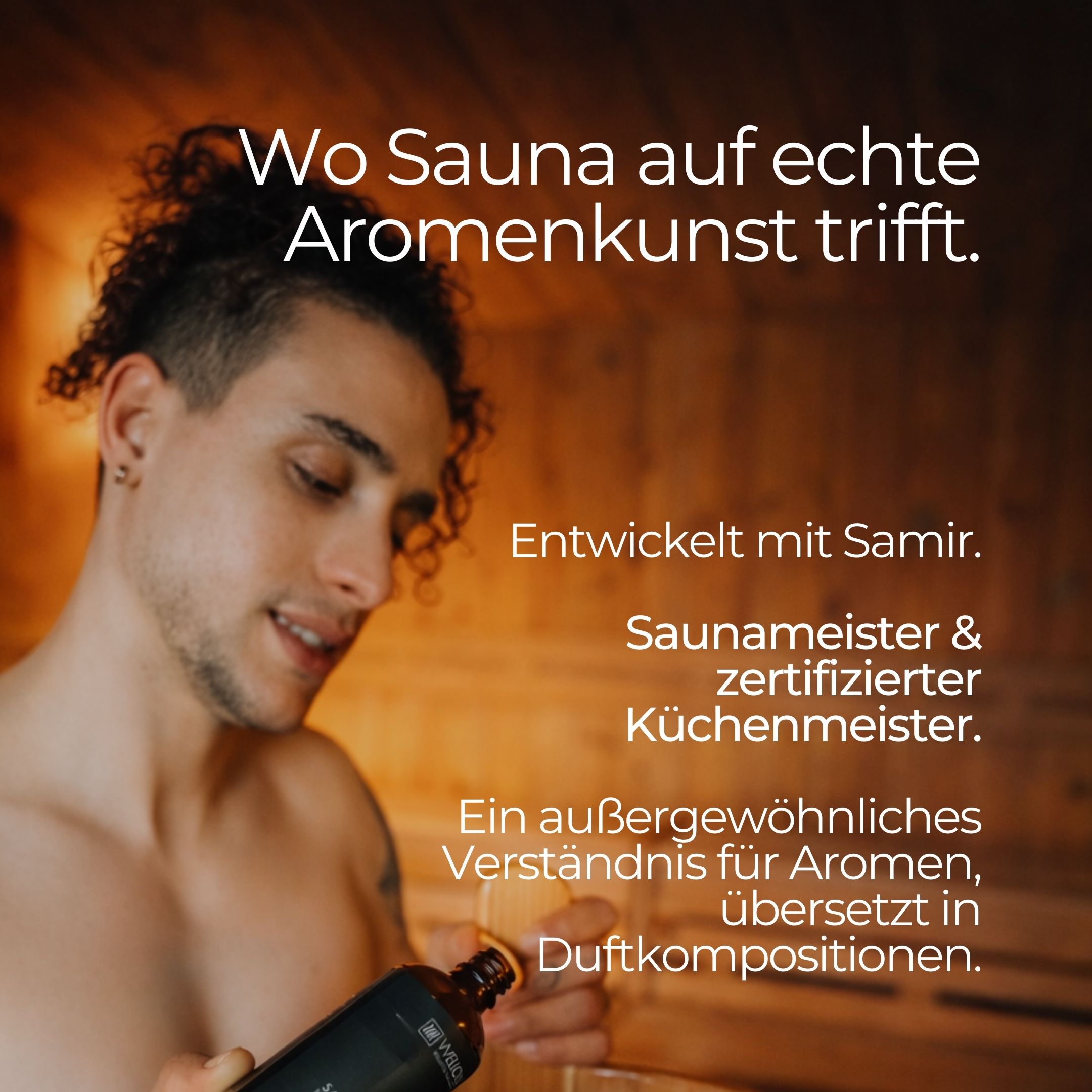 Homme dans un sauna versant du liquide sur des pierres. Texte: Développé avec Samir. Maître sauna & chef cuisinier certifié.