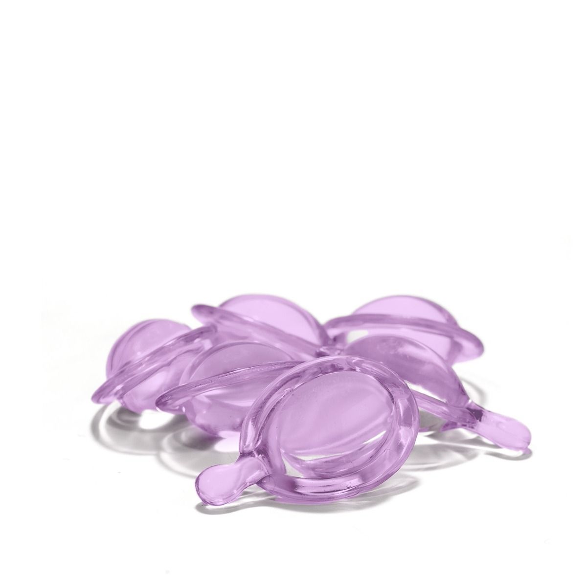 Close-up van zes roze capsules. Elke capsule heeft een ovale vorm met een kleine tuit.
