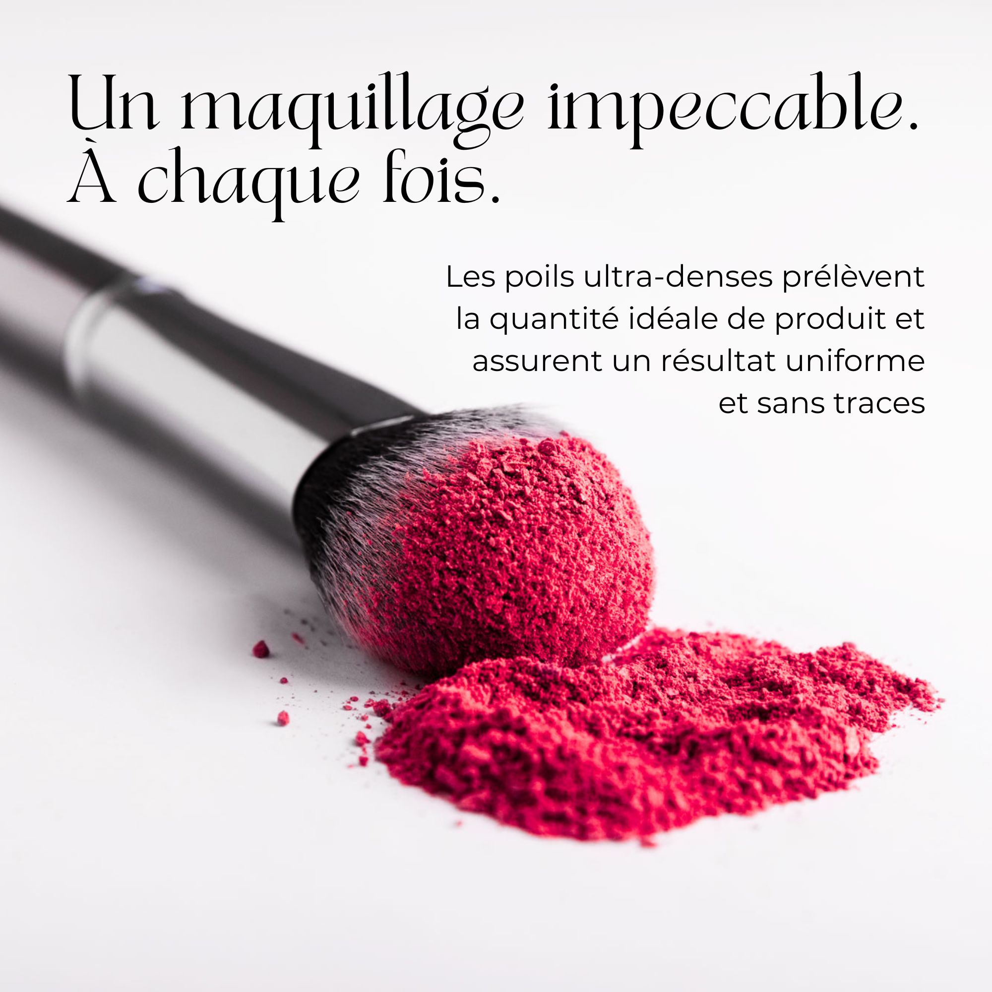 Pinceau avec manche argenté. La marque BEAUTICAL est visible. Sur fond rose.