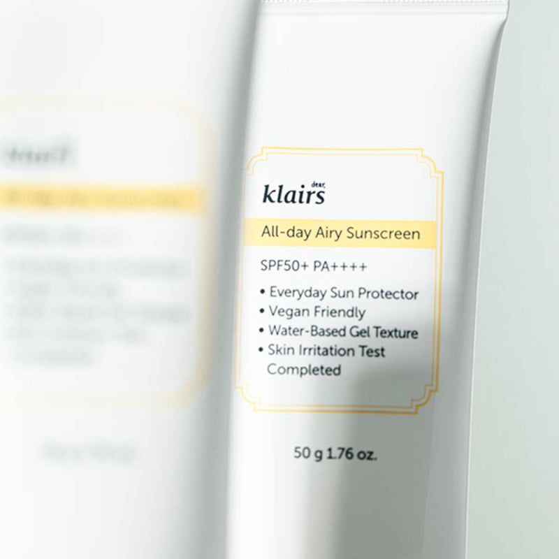 Close-up van een witte tube met geel etiket. Opschrift: klairs All-day Airy Sunscreen SPF50+ PA++++. 50 g 1.76 oz.