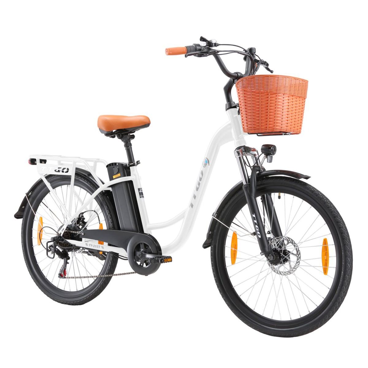 Witte elektrische fiets met mand, bruin zadel en handvatten. Zwarte spatborden en banden. TTGO-logo.