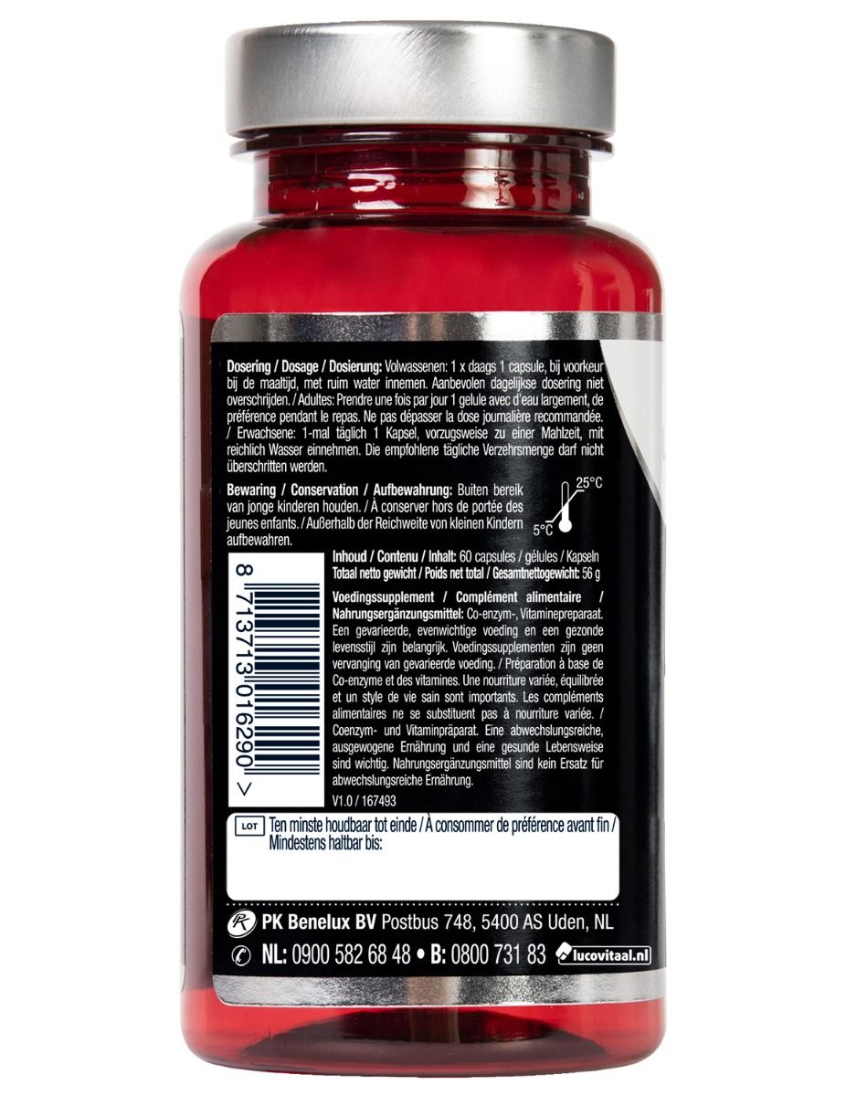 Achterkant van een rode capsulefles. Bevat informatie over dosering, ingrediënten en opslag. Tekst in meerdere talen.