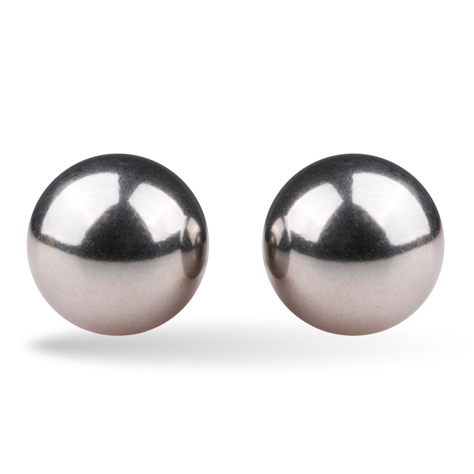 Twee glanzende, ronde metalen ballen. Op witte achtergrond.