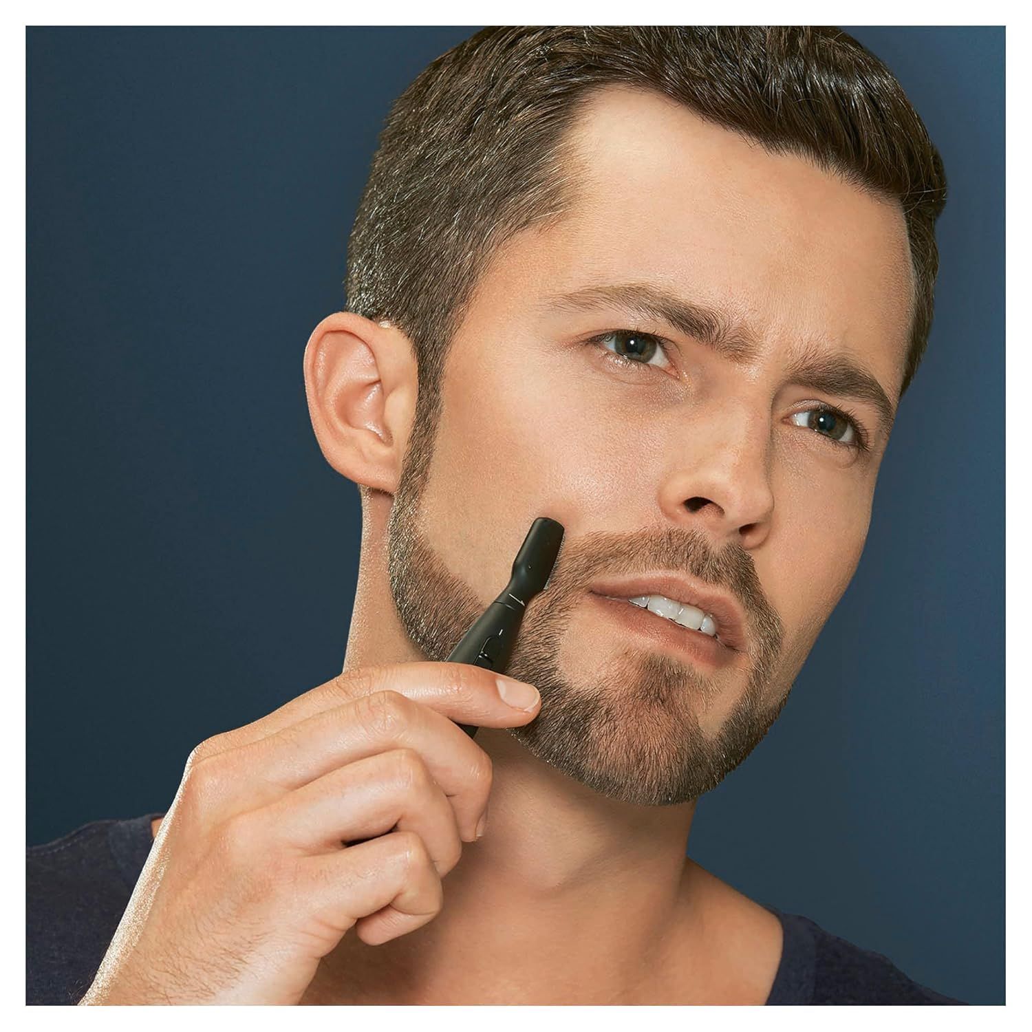 Homme taillant sa barbe avec le Braun Precision Trimmer PT5010.