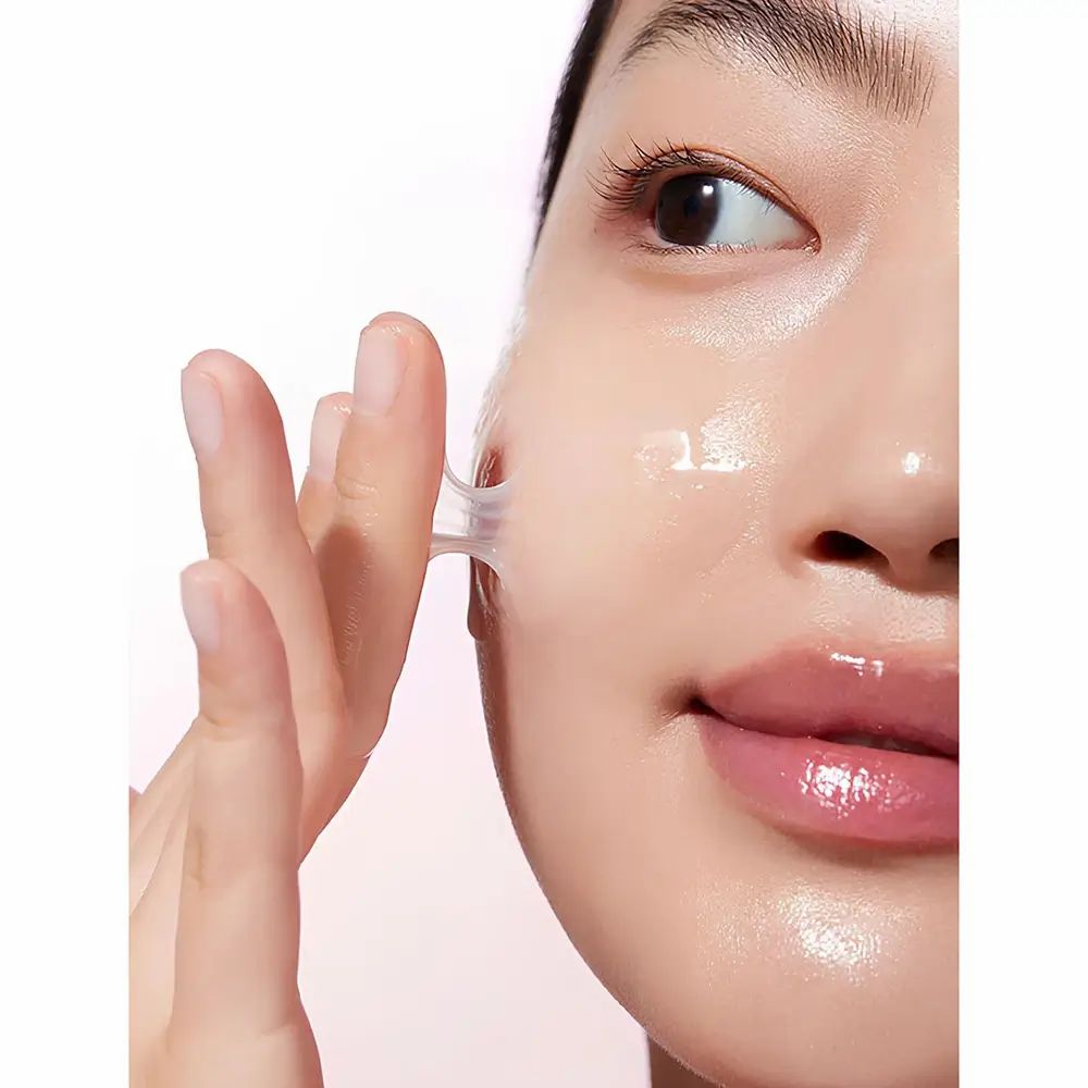 Close-up van een gezicht. Een transparante substantie wordt van de huid getrokken.