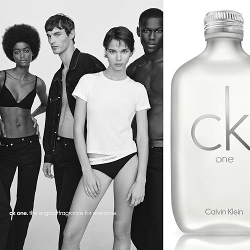 Flacon avec bouchon argenté et inscription « ck one ». Mannequins en arrière-plan. Texte : « ck one, the original fragrance for everyone ».