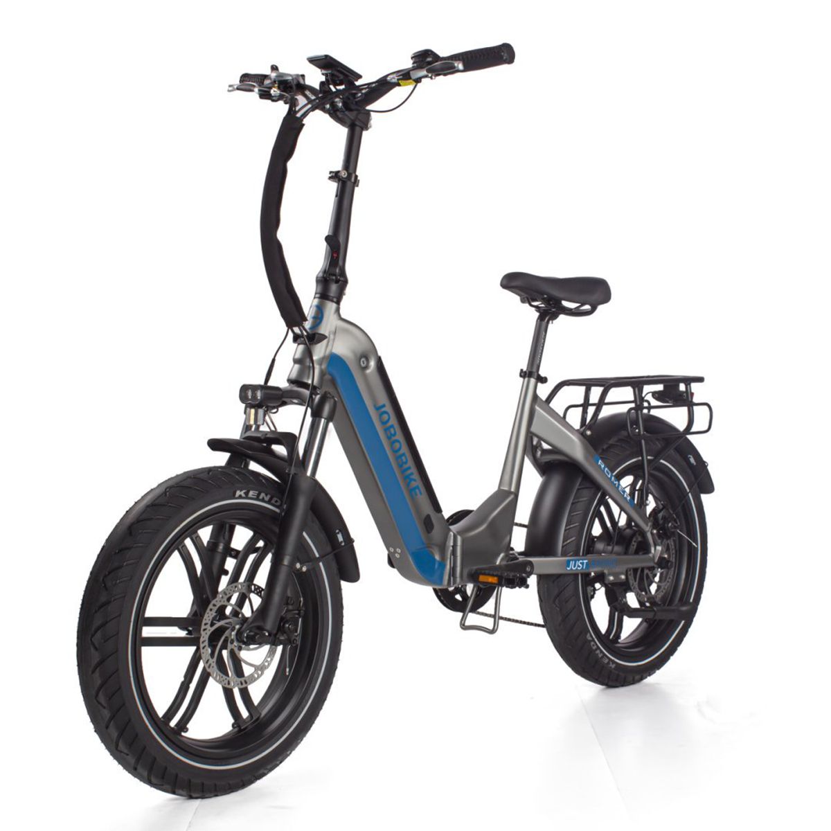 Grijs-blauwe e-bike met zwarte banden. JOBOBIKE-logo op het frame. Bagagerek. Kenda-banden.