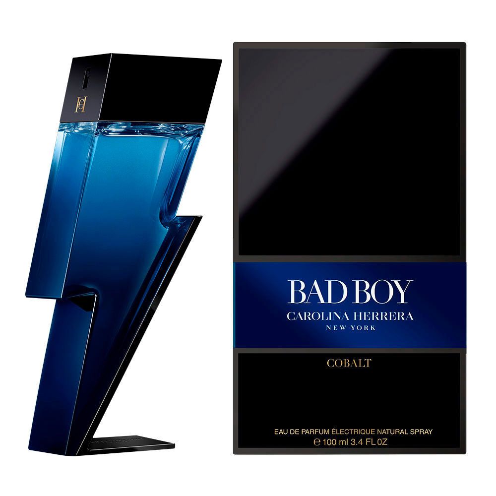 Parfum bleu en forme d'éclair et emballage noir. Texte: BAD BOY, COBALT, CAROLINA HERRERA.