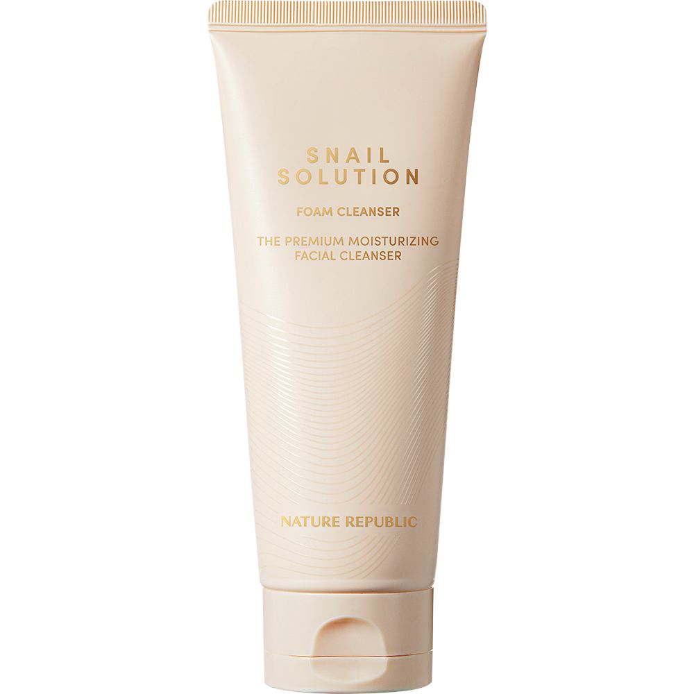 Tube beige avec texte du produit: Snail Solution Foam Cleanser. Texte: The Premium Moisturizing Facial Cleanser.