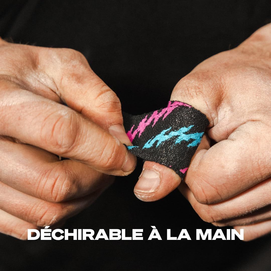Bande de kinésiologie noire avec des éclairs roses et bleus, enroulée autour d'un doigt.