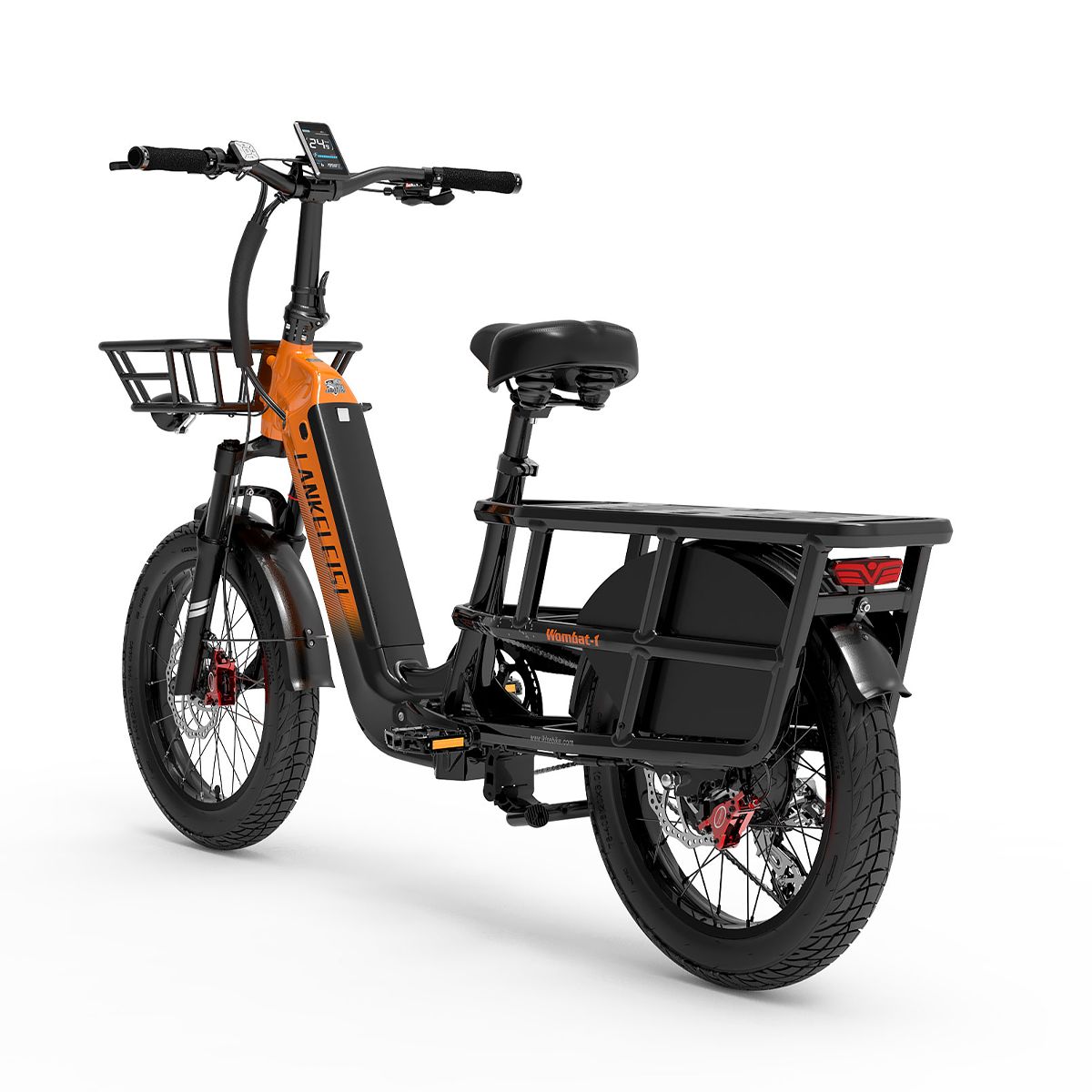 Oranje-zwarte elektrische bakfiets. Mand, bagagerek. Merk Lankeleisi. Schijfremmen. Zwarte banden. Digitaal display.