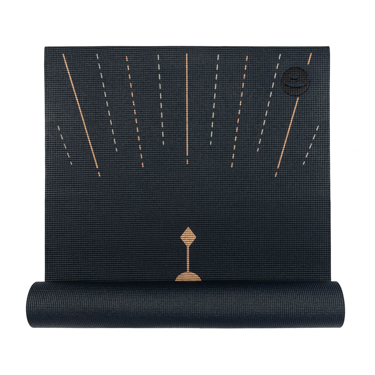 Zwarte yogamat gedeeltelijk opgerold. Gouden en witte lijnenpatronen. Zwart logo detail.