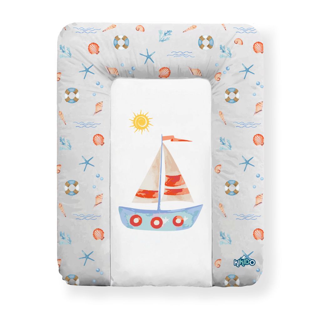 Wickelauflage met maritiem patroon. Boot, zon, schelpen, zeesterren. Afgeronde vorm. Kikido-logo.