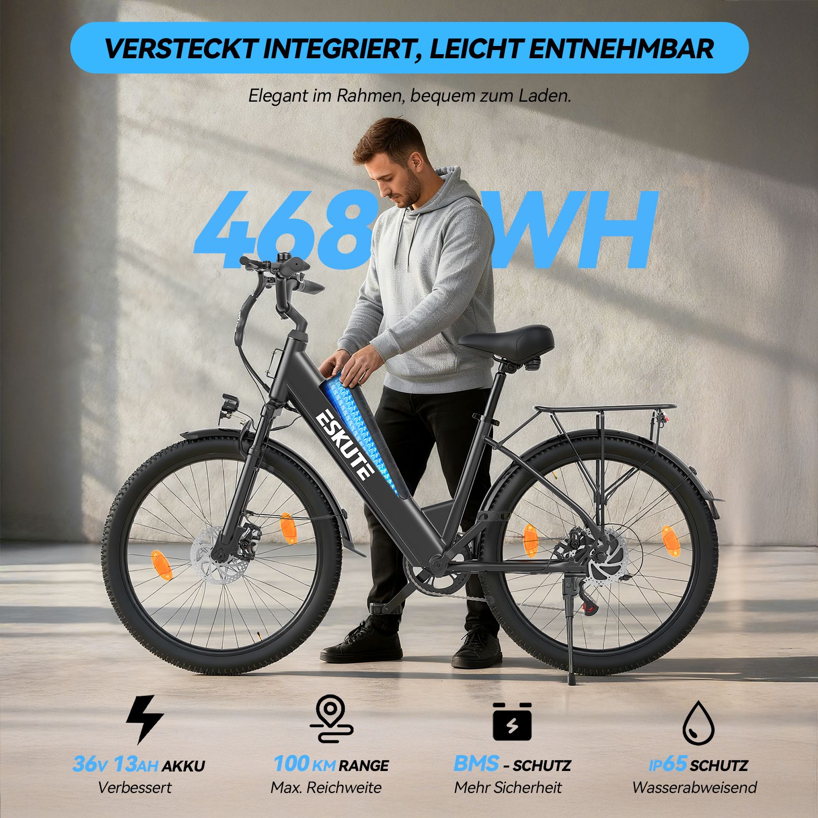 Man opent het batterijcompartiment van een zwarte ESKUTE elektrische stadsfiets. De tekst toont: 36V 13Ah batterij, 100km bereik, BMS-bescherming, IP65.
