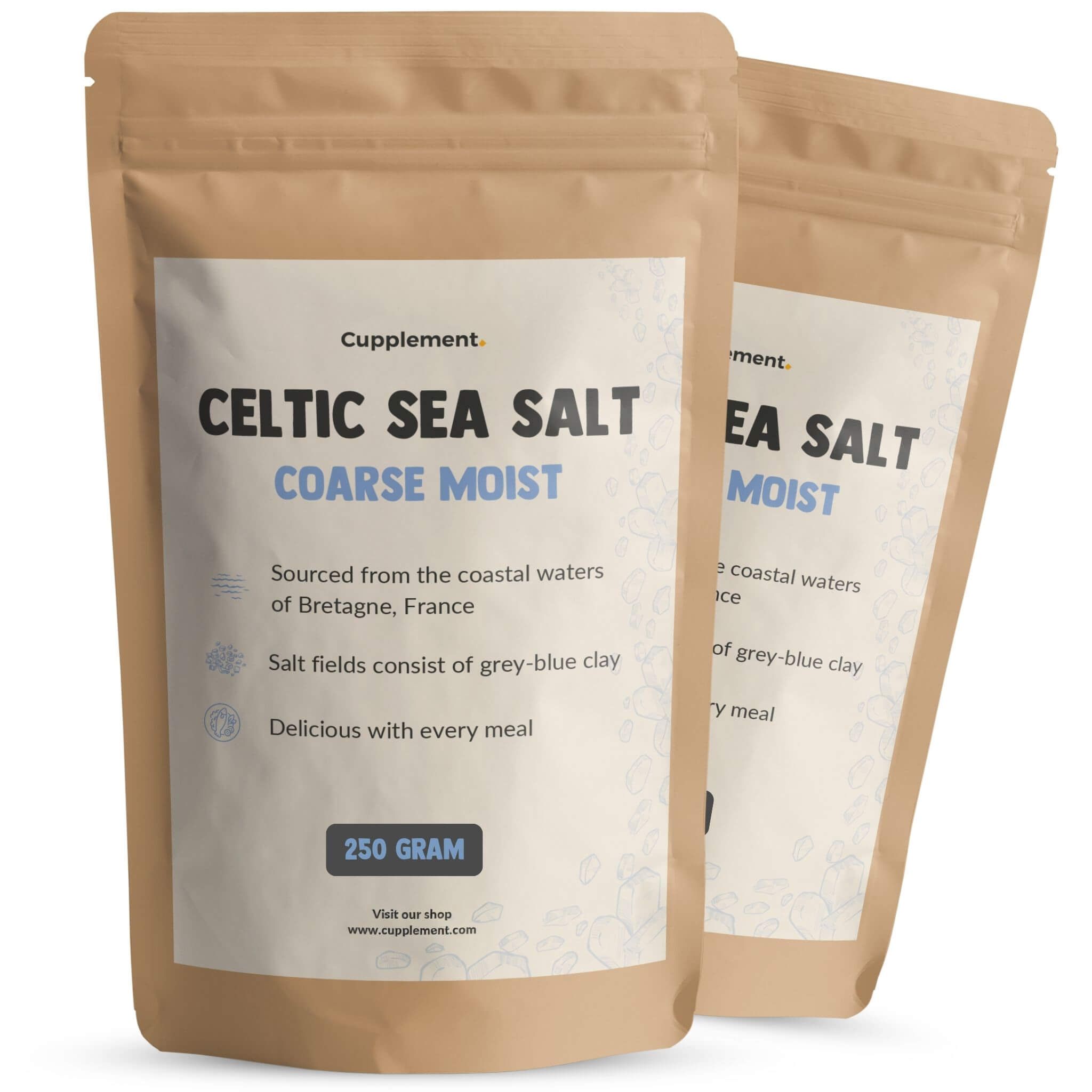 Deux sachets de sel marin celtique Cupplement, 250 g. Emballage marron avec étiquette blanche. Gros sel humide.