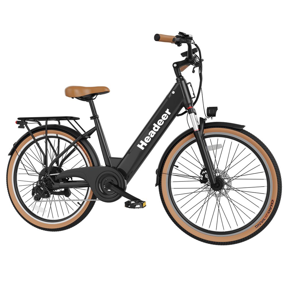 Zwarte e-bike met bruin zadel en handvatten. Bagagerek. Headeer staat op het frame.