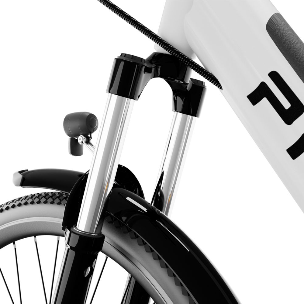 Close-up van de voorkant van een witte elektrische fiets. Zwarte vork, spatbord en koplamp.