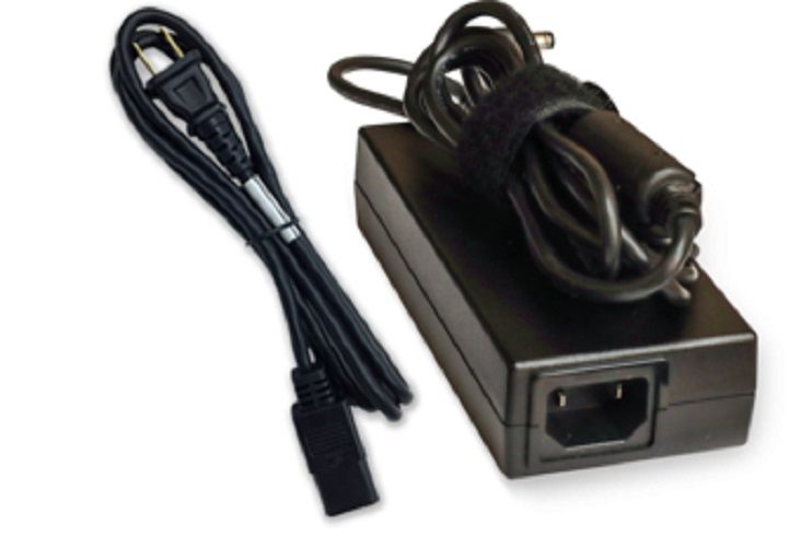 Zwarte voedingsadapter met netsnoer en kabel. Rechthoekige vorm met een aansluiting.