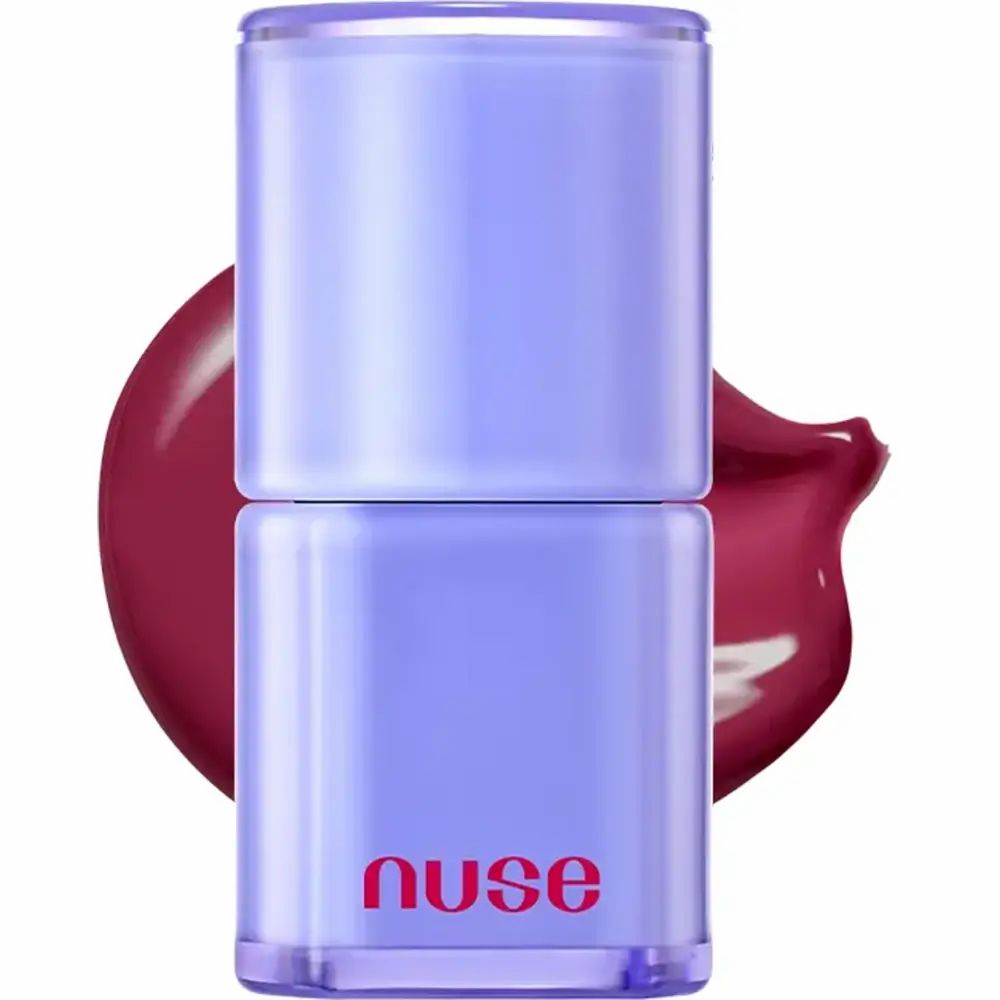 Paarse lipgloss-container met rode gloss-vlek. Merk "nuse" in roze. Dop en container zijn cilindrisch.