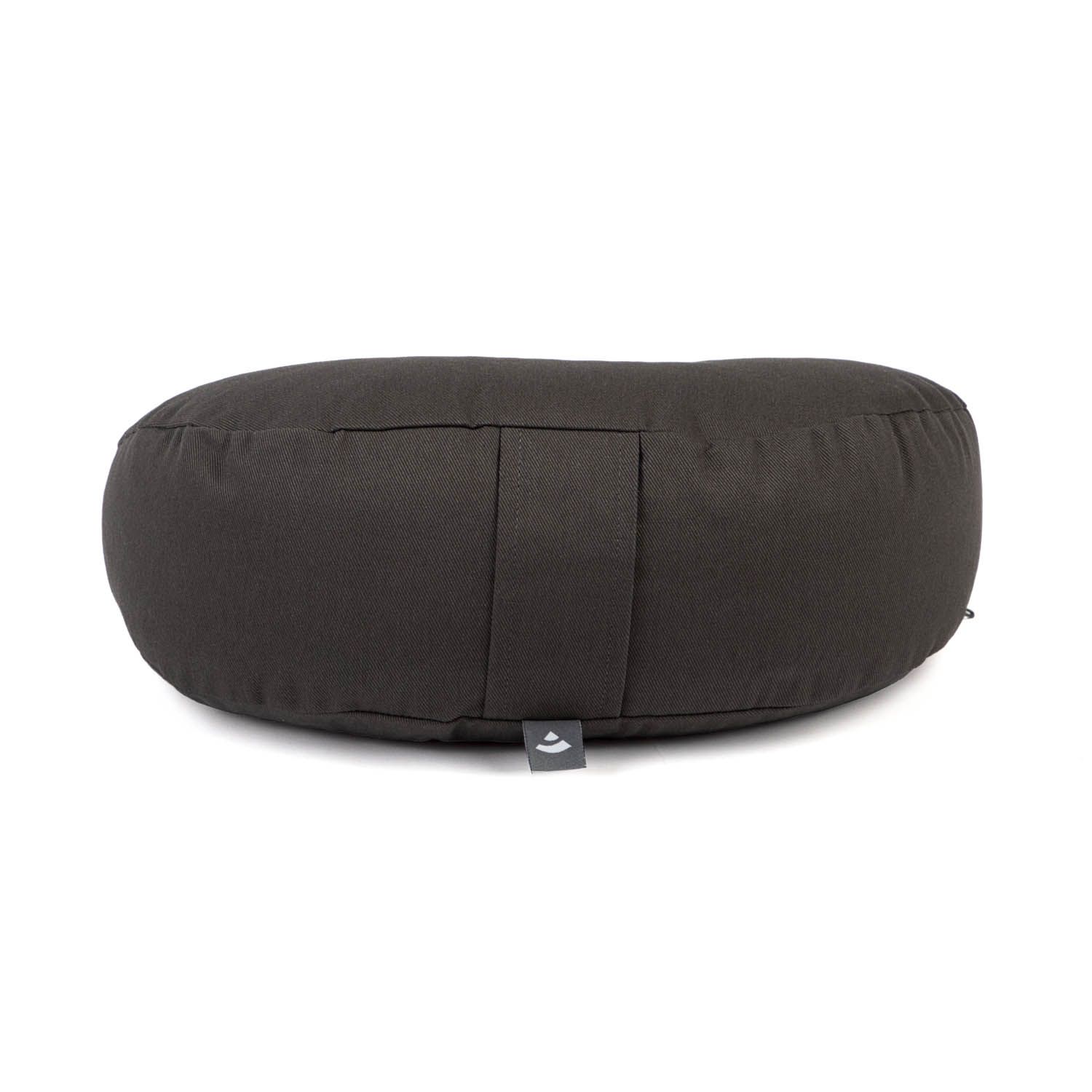Coussin de méditation gris foncé en forme de lune avec une petite étiquette logo.