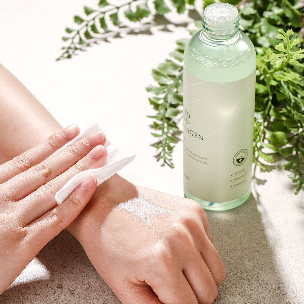 Handen vegen gezicht af met een watje. Daarnaast: fles met opschrift Phyto Plump Collagen Toner.