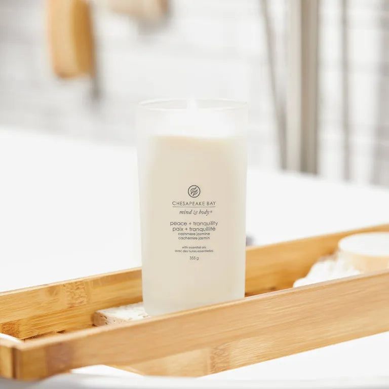 Bougie en verre dépoli sur une tablette de bain. Inscription: Chesapeake Bay mind & body, peace + tranquility. 355 g.