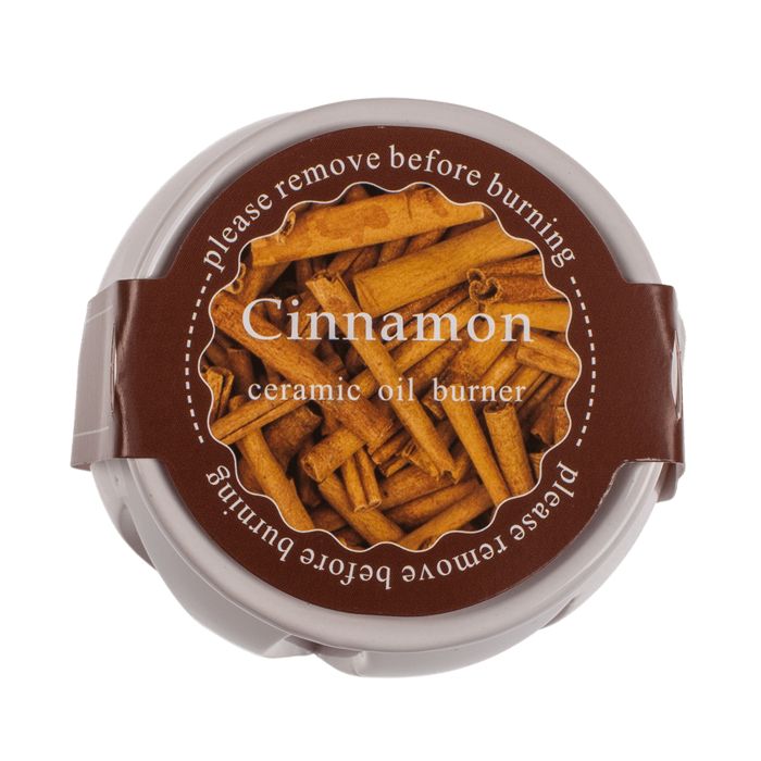 Ronde geurmelt-container met bruin etiket. Opschrift 'Cinnamon' en 'ceramic oil burner'. 'Verwijder voor het branden'.