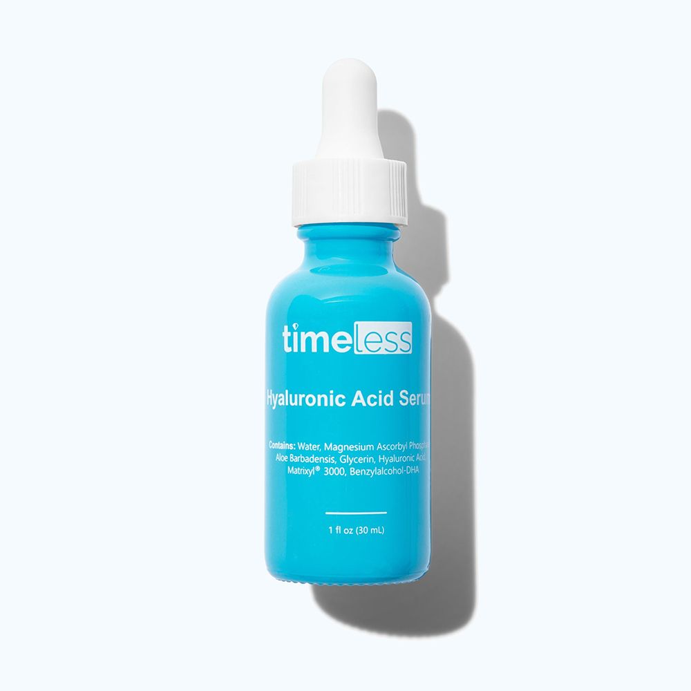 Turquoise fles met witte dop. Opschrift: Timeless, Hyaluronzuur Serum. Bevat 1 fl oz (30 ml).
