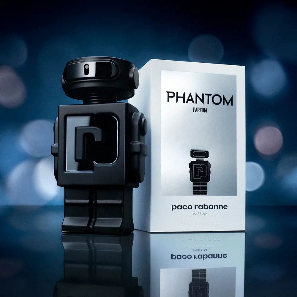 Flacon noir en forme de robot et emballage blanc. "Phantom Parfum" et "paco rabanne" sont écrits sur l'emballage.