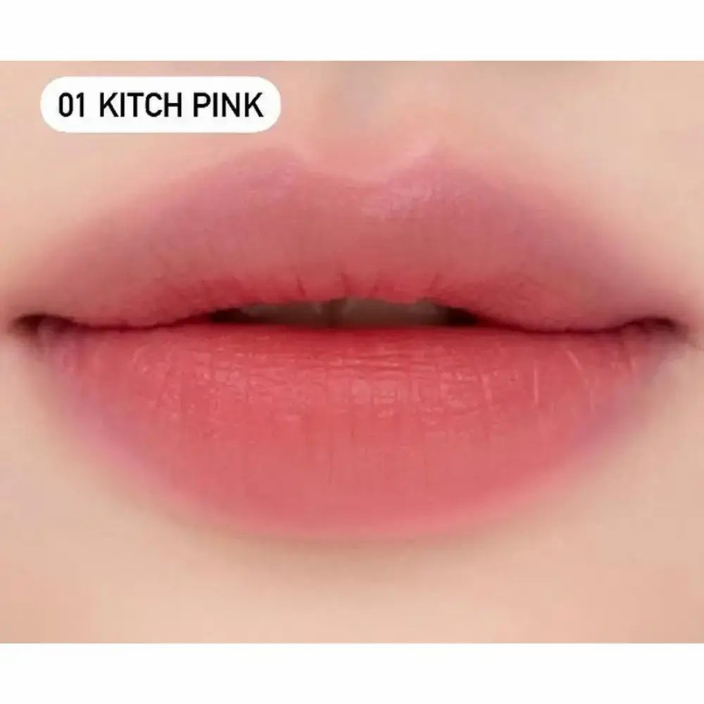 Close-up van lippen gekleurd met de tint 01 Kitch Pink. De tekst "01 KITCH PINK" is zichtbaar.