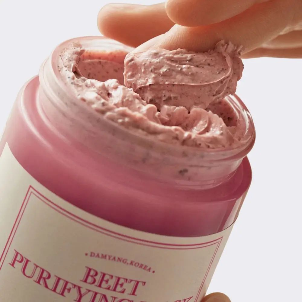 Pot met roze gezichtsmasker. Vinger neemt masker af. Tekst: BEET PURIFYING MASK, I'm from.
