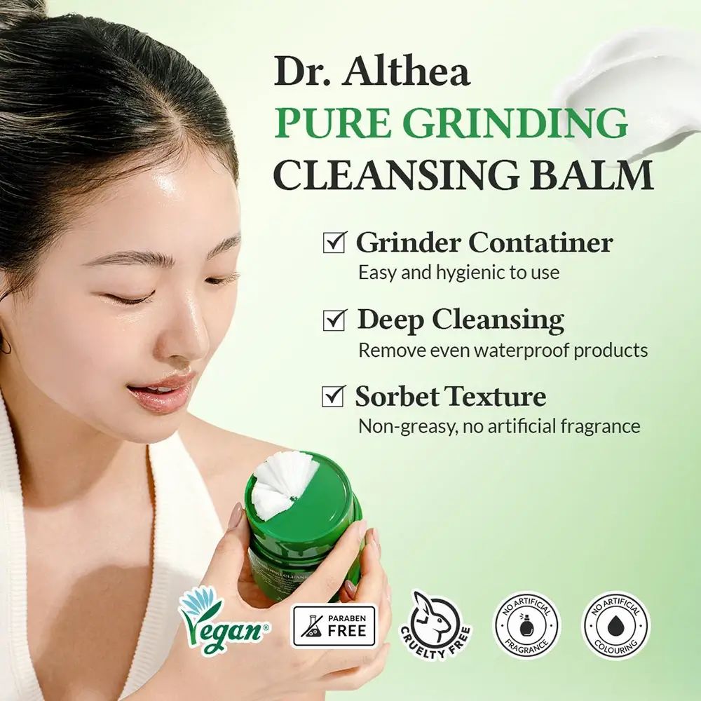Femme tenant un contenant vert de baume nettoyant. Texte : Pure Grinding Cleansing Balm. Vegan, sans parabène, sans cruauté, sans parfum.
